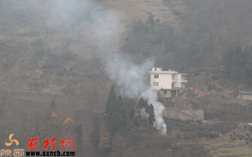燒火糞染起的煙霧,不僅給森林資源安全帶來隱患,而且污染了山區環境。