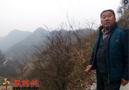 在記者帶領下,云峰村支書蘇某(音)查看燃火點。