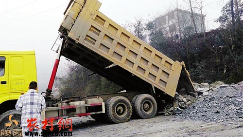 在吉河鎮觀新村的棄渣場,大卡車正在傾倒渣土。