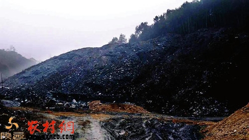 位于漢濱區新城辦金川村的渣土已是堆積如山。