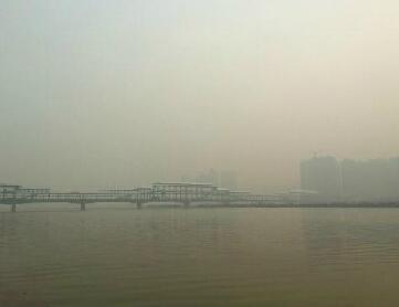 重污染天氣 咸陽奧體中心工地仍在進行土方作業