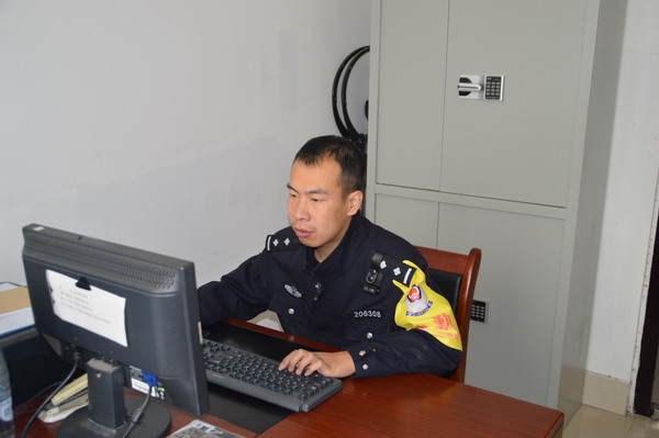民警范文俊編寫各類信息.jpg