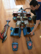 別人家爸爸!西安80后老爸為兒子純手工打造"變形金剛" 盔甲