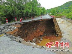 銅川暴雨多條道路損毀嚴重 交通中斷居民出行需繞行
