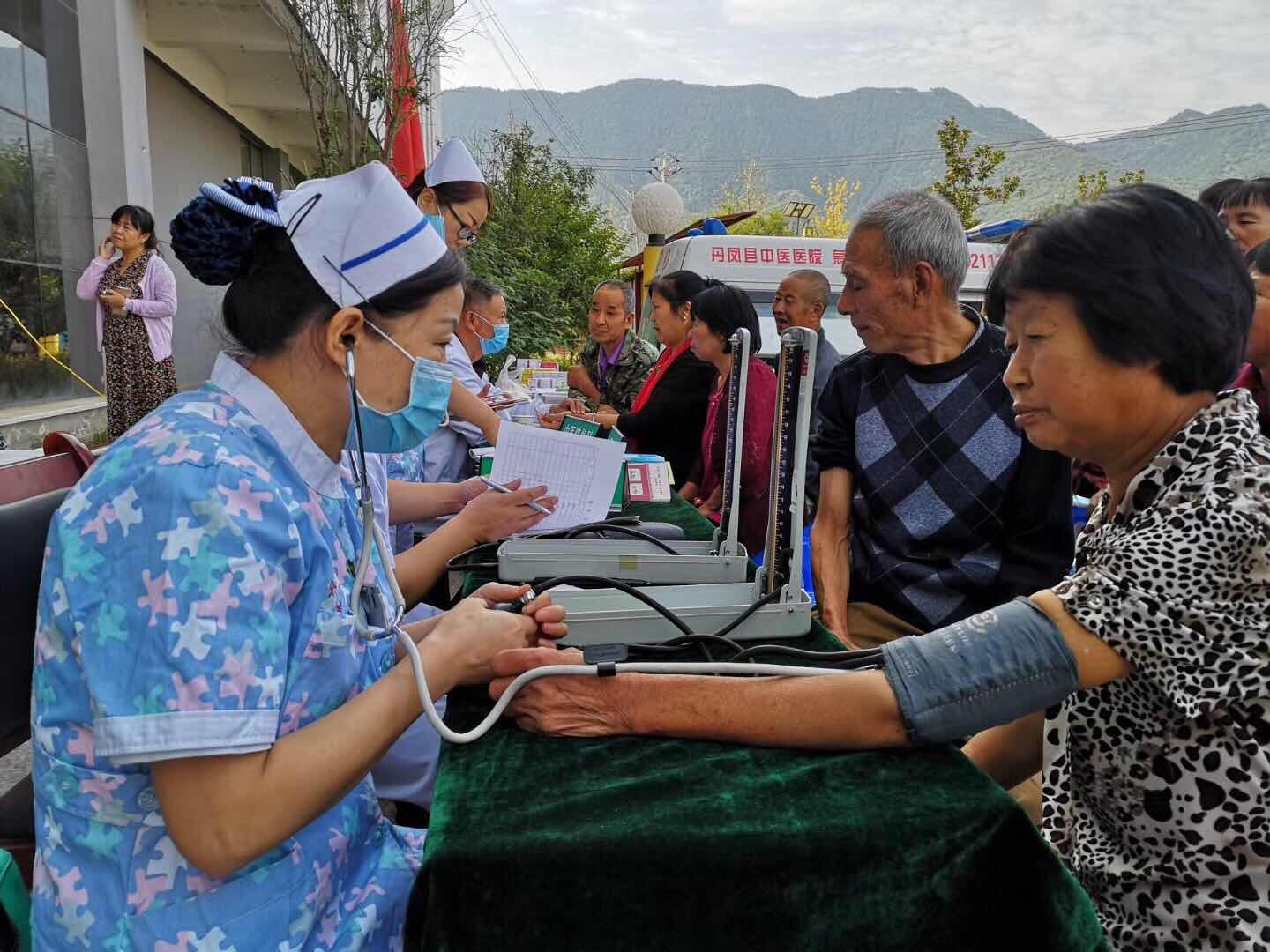 丹鳳縣中醫院義診服務群眾 暖人心